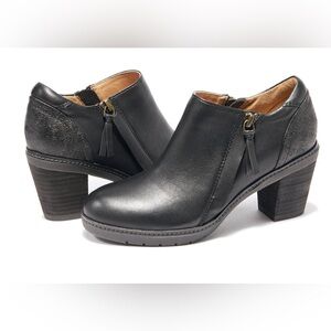 Hälsa Rylee Black Floral Leather Ankle Bootie Wide 9.5